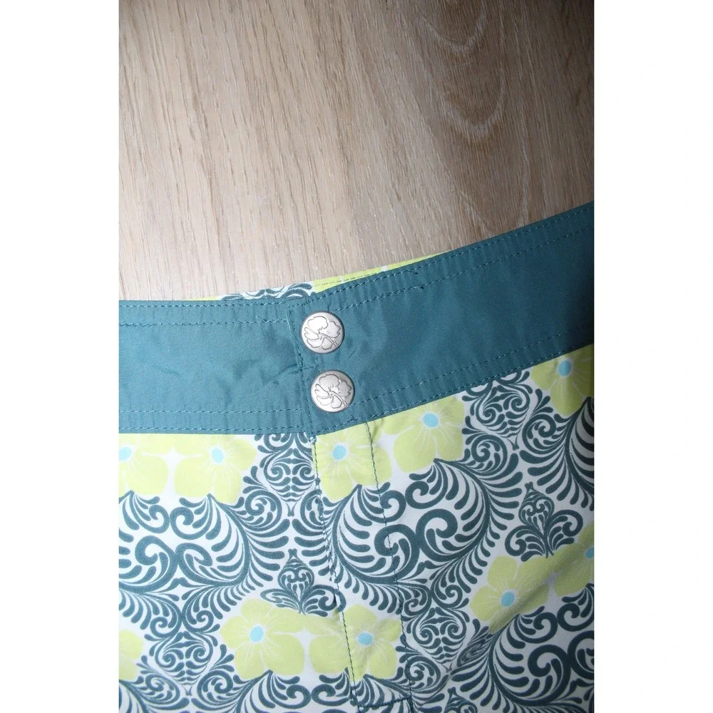 Carve Designs Womens Reversible Board Shorts Teal Floral Damask Size 16